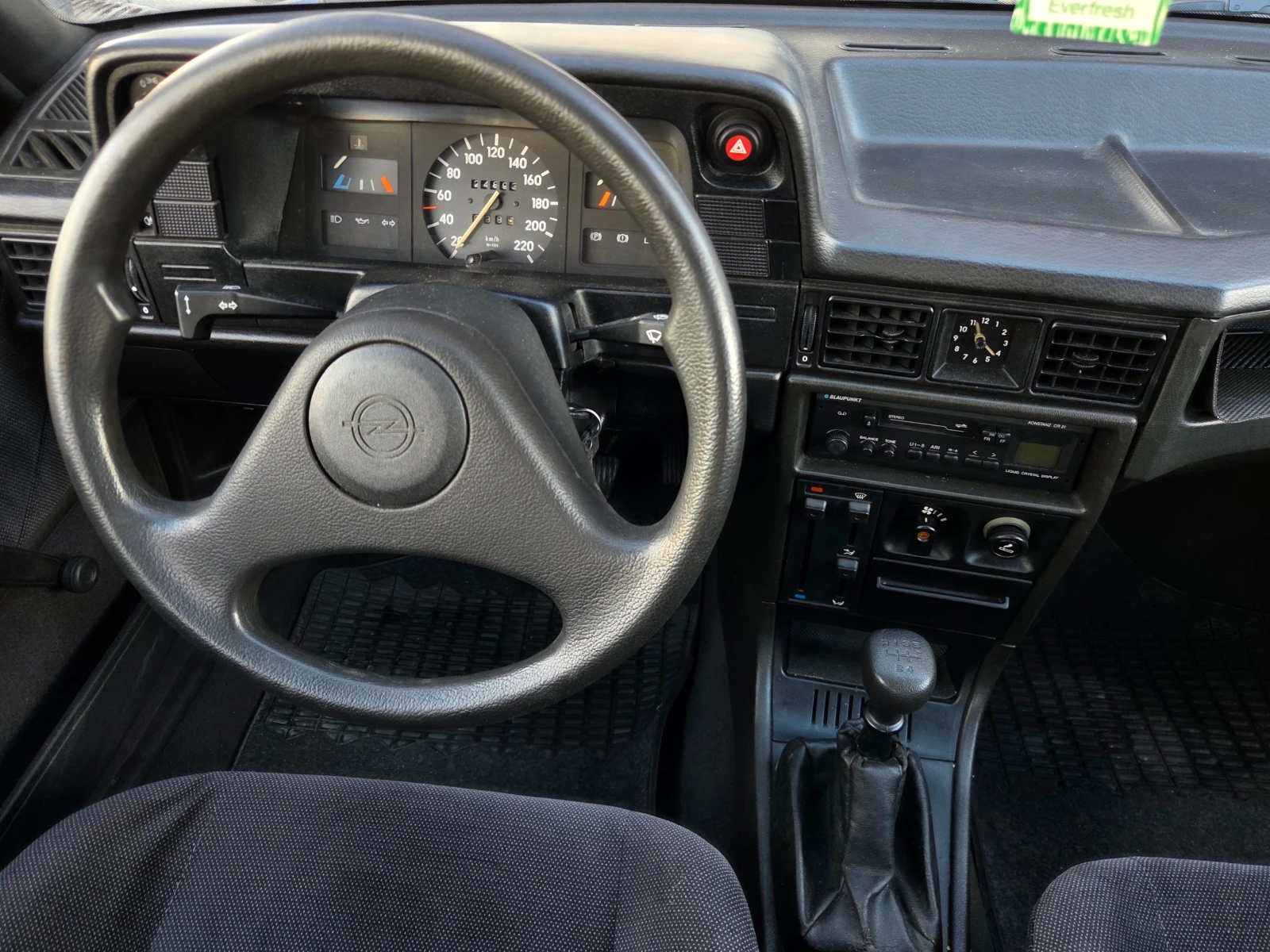 Opel Kadett 1.3i/СЕДАН/ГАРАЖЕН/УНИКАТ, снимка 13 - Автомобили и джипове - 54009938