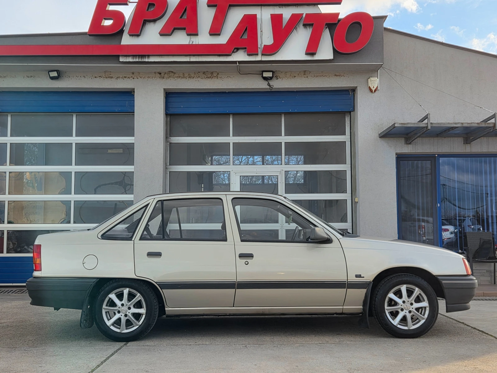 Opel Kadett 1.3i/СЕДАН/ГАРАЖЕН/УНИКАТ, снимка 4 - Автомобили и джипове - 54009938