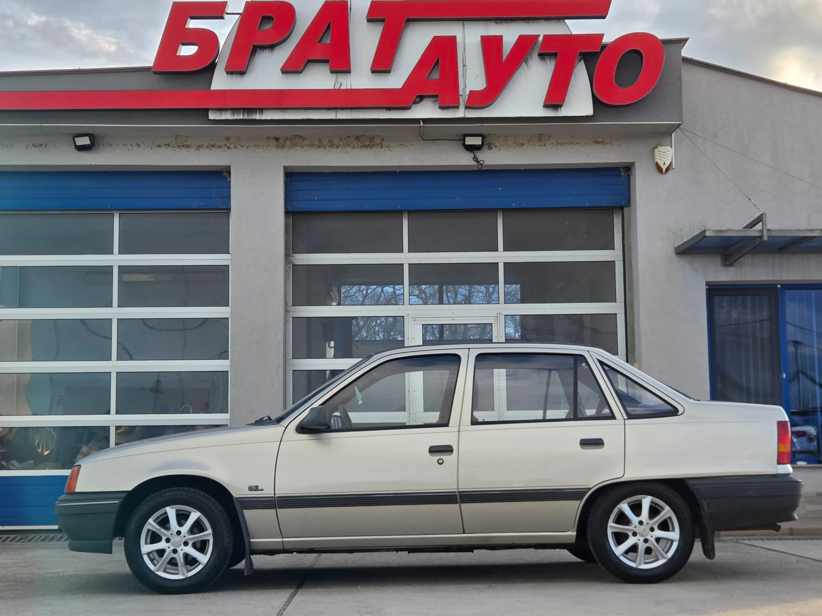 Opel Kadett 1.3i/СЕДАН/ГАРАЖЕН/УНИКАТ, снимка 2 - Автомобили и джипове - 54009938