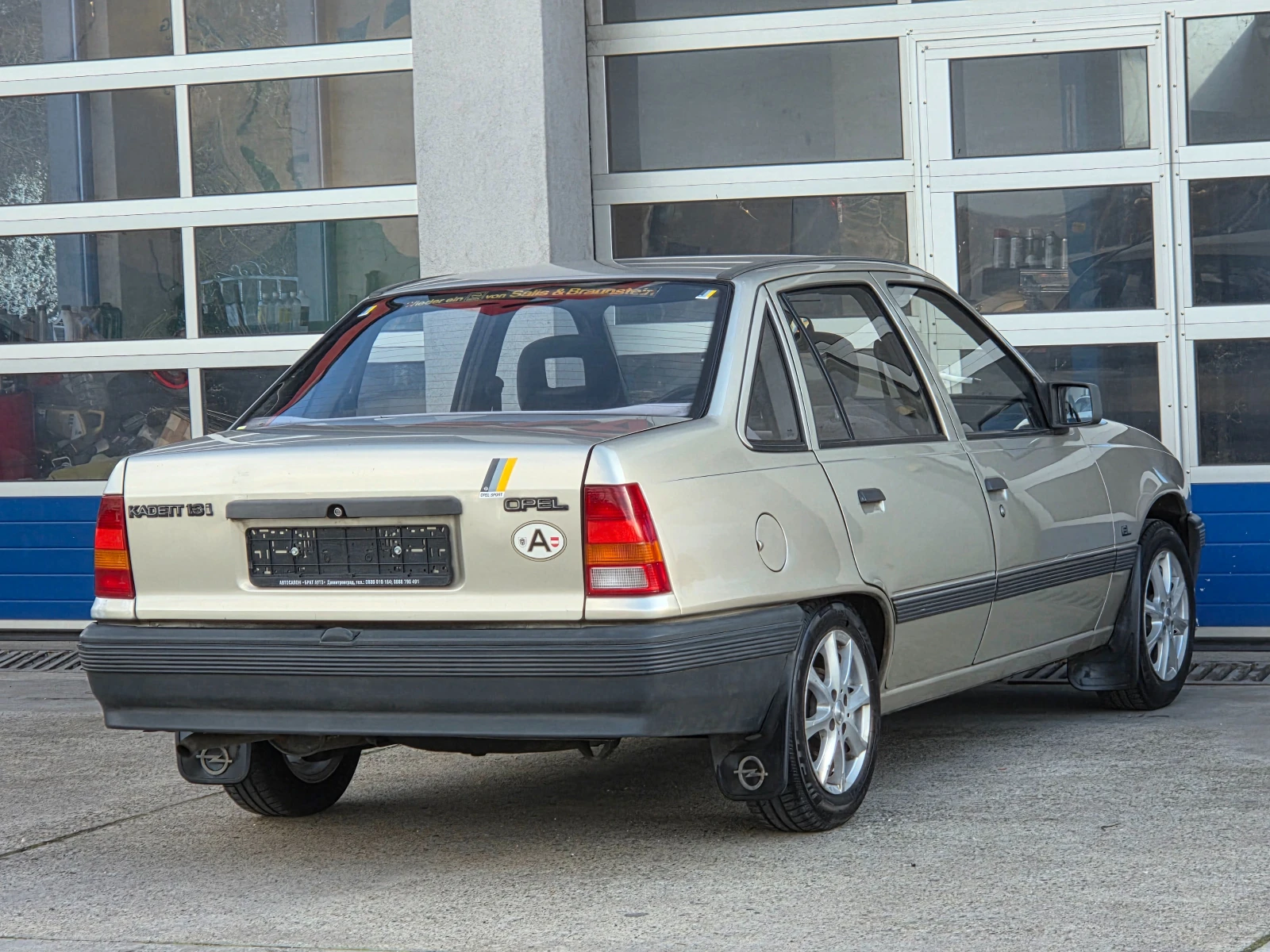 Opel Kadett 1.3i/СЕДАН/ГАРАЖЕН/УНИКАТ, снимка 6 - Автомобили и джипове - 54009938