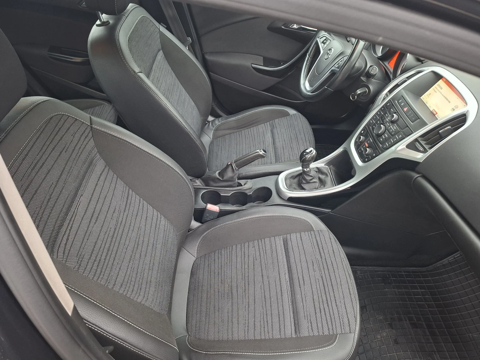 Opel Astra 1.6 CDTI, снимка 8 - Автомобили и джипове - 54576414
