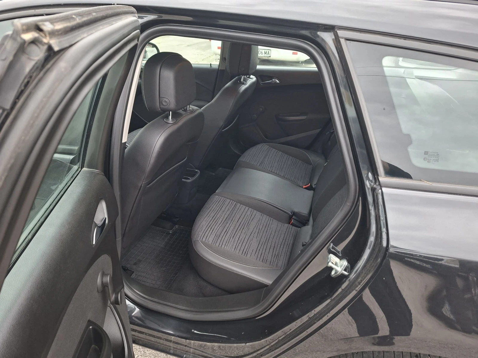 Opel Astra 1.6 CDTI, снимка 12 - Автомобили и джипове - 54576414