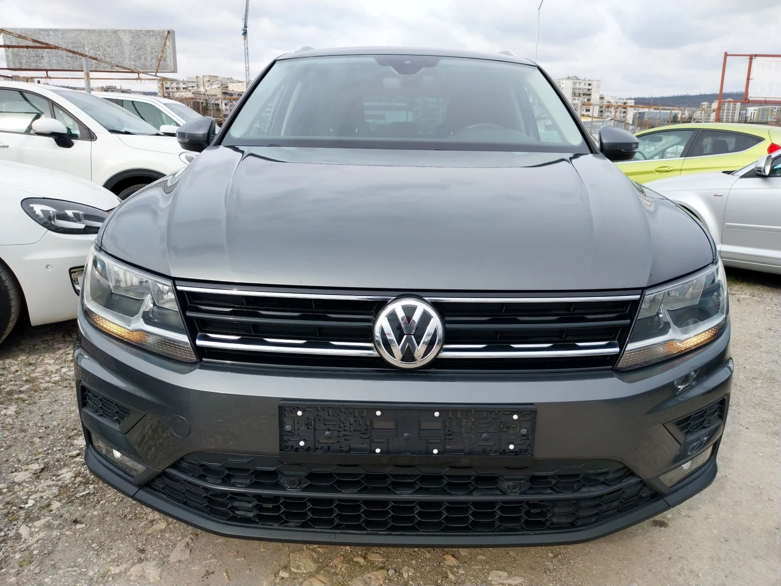 VW Tiguan 2.0 TDI, снимка 2 - Автомобили и джипове - 53570650