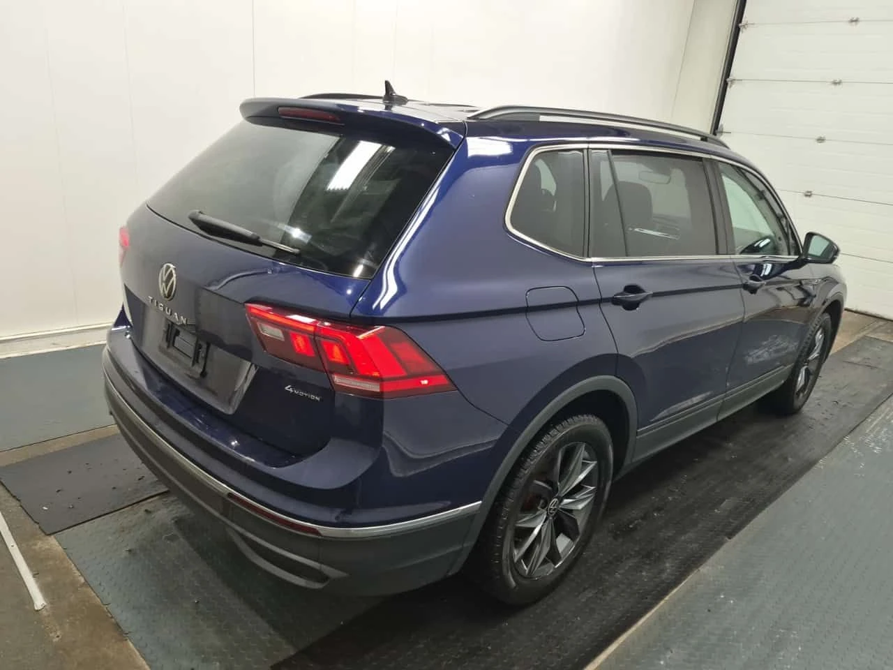 VW Tiguan COMFORTLINE| ПАНОРАМА| ПОДГРЕВИ| 2 КЛЮЧА + ГУМИ, снимка 4 - Автомобили и джипове - 54497409