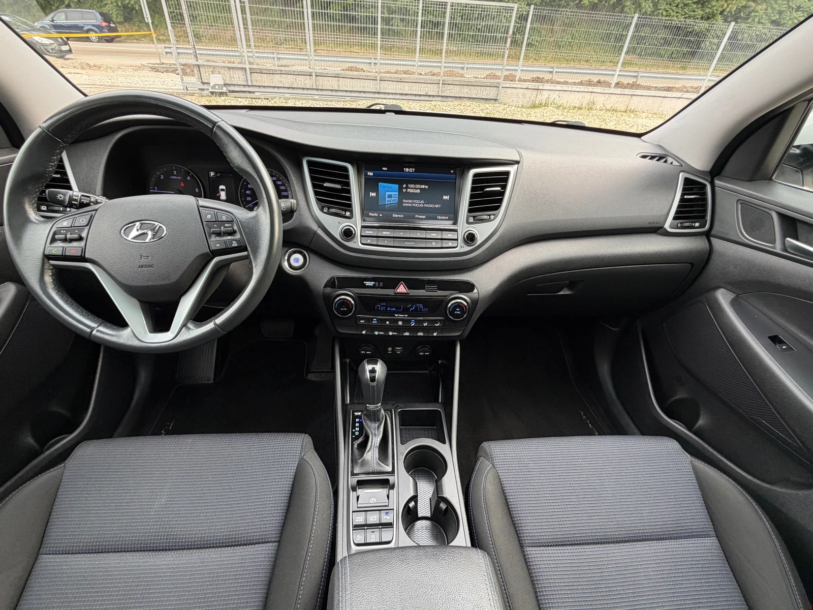 Hyundai Tucson 1.7CRDI* AVTOMAT* PANORAMA* Full* EVRO6, снимка 12 - Автомобили и джипове - 54745306