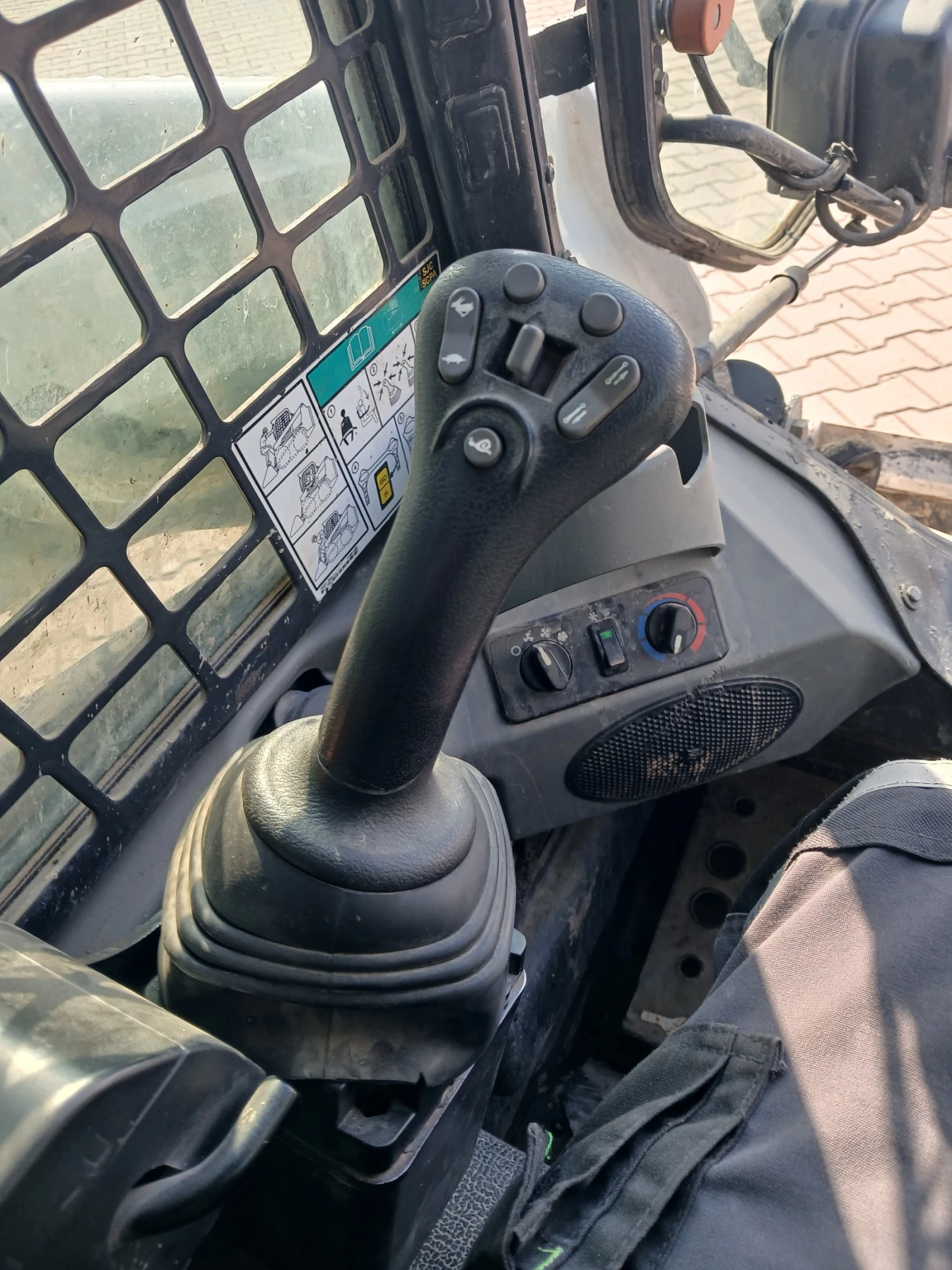 Мини челни товарачи Bobcat T 590, снимка 15 - Индустриална техника - 54353305