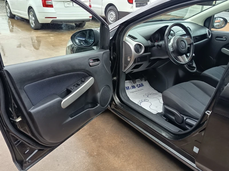 Mazda 2 1.3i, снимка 9 - Автомобили и джипове - 53249221
