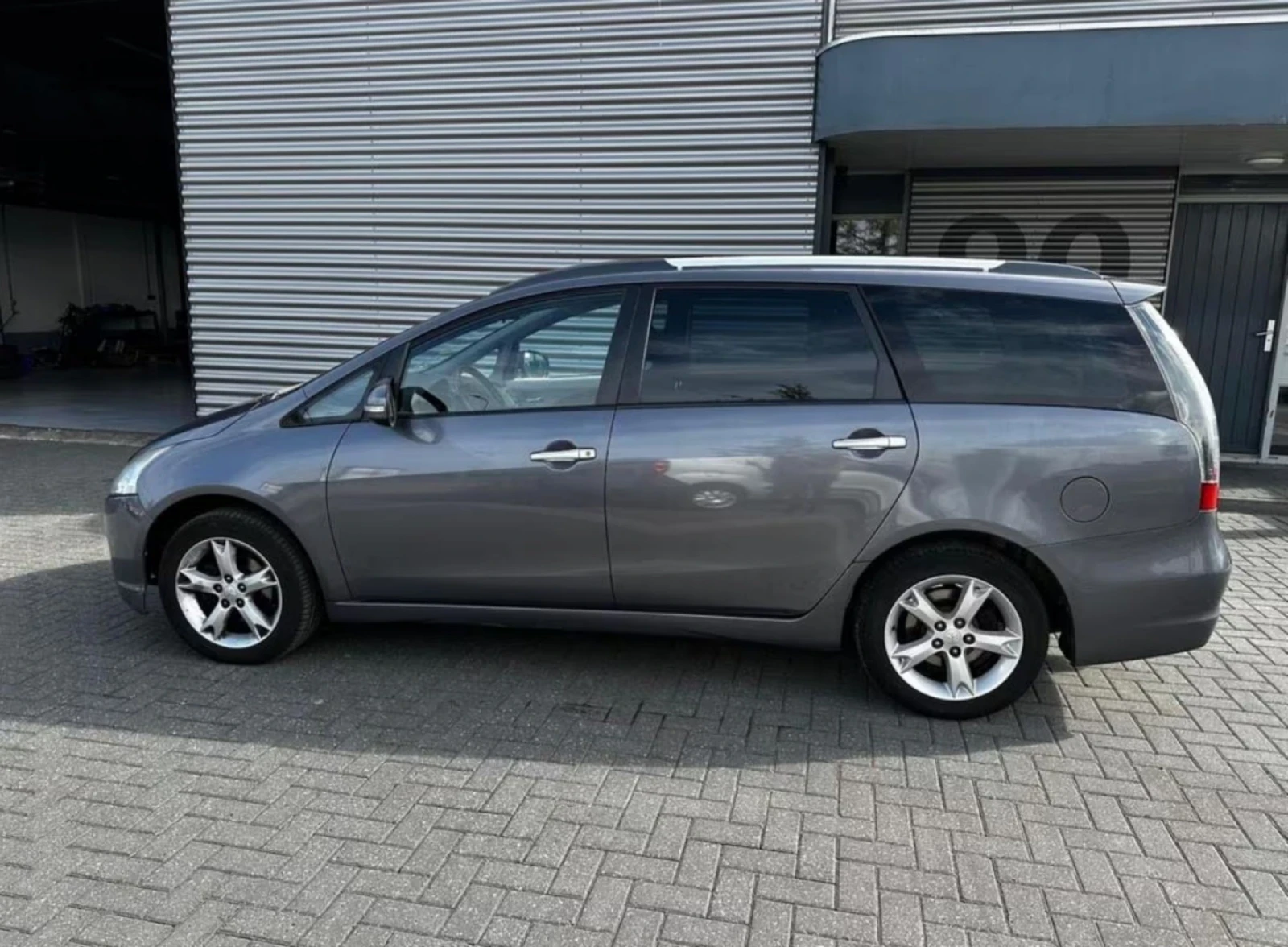 Mitsubishi Grandis 2.4i Limited - изображение 8