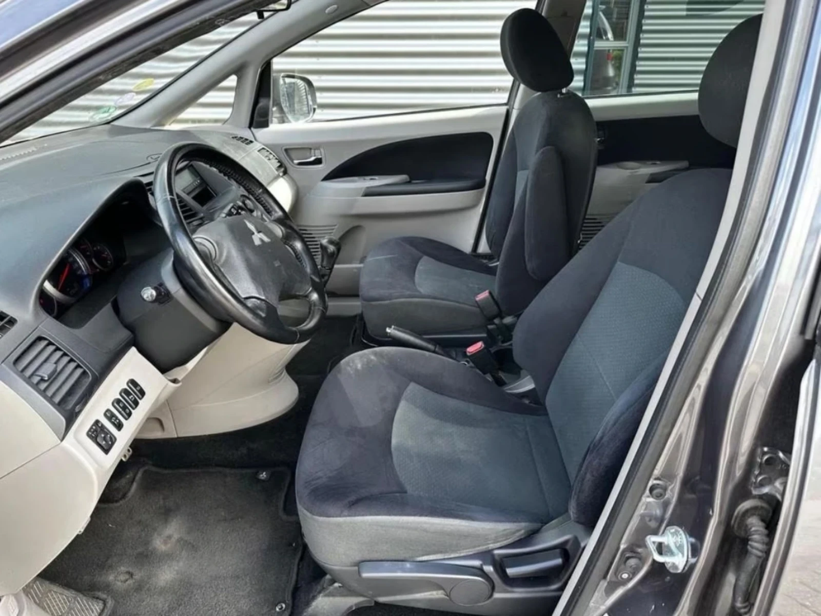 Mitsubishi Grandis 2.4i Limited - изображение 10