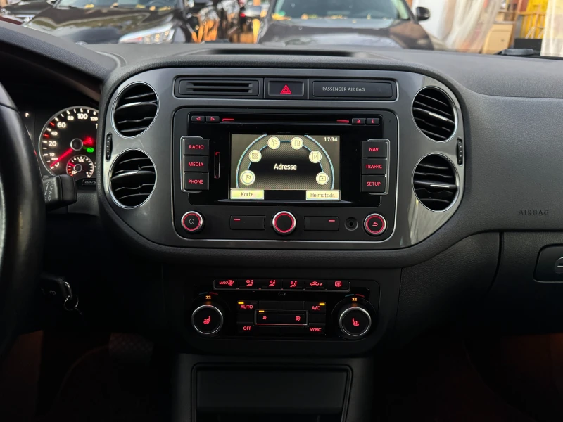 VW Tiguan 2.0TDI* 4x4* СЕРВИЗНА КНИЖКА С ПЪЛНА ИСТОРИЯ В VW , снимка 11 - Автомобили и джипове - 52293761