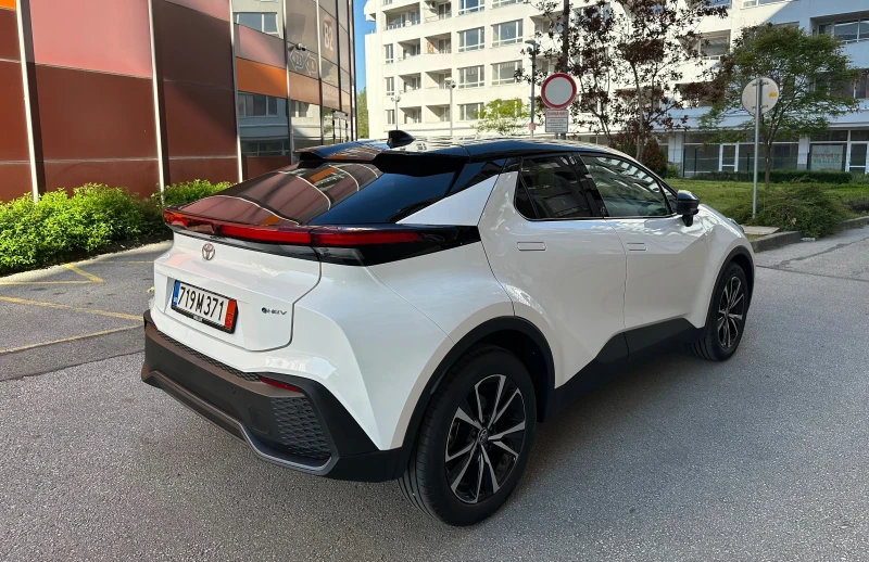 Toyota C-HR 1.8 Hybrid 140кс в Гаранция Обслужен, снимка 6 - Автомобили и джипове - 53436272