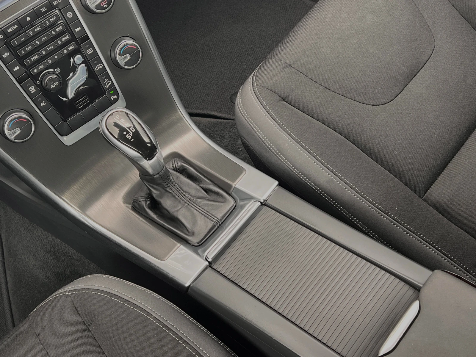 Volvo XC60 2.4d AWD 138000km, снимка 10 - Автомобили и джипове - 54662521
