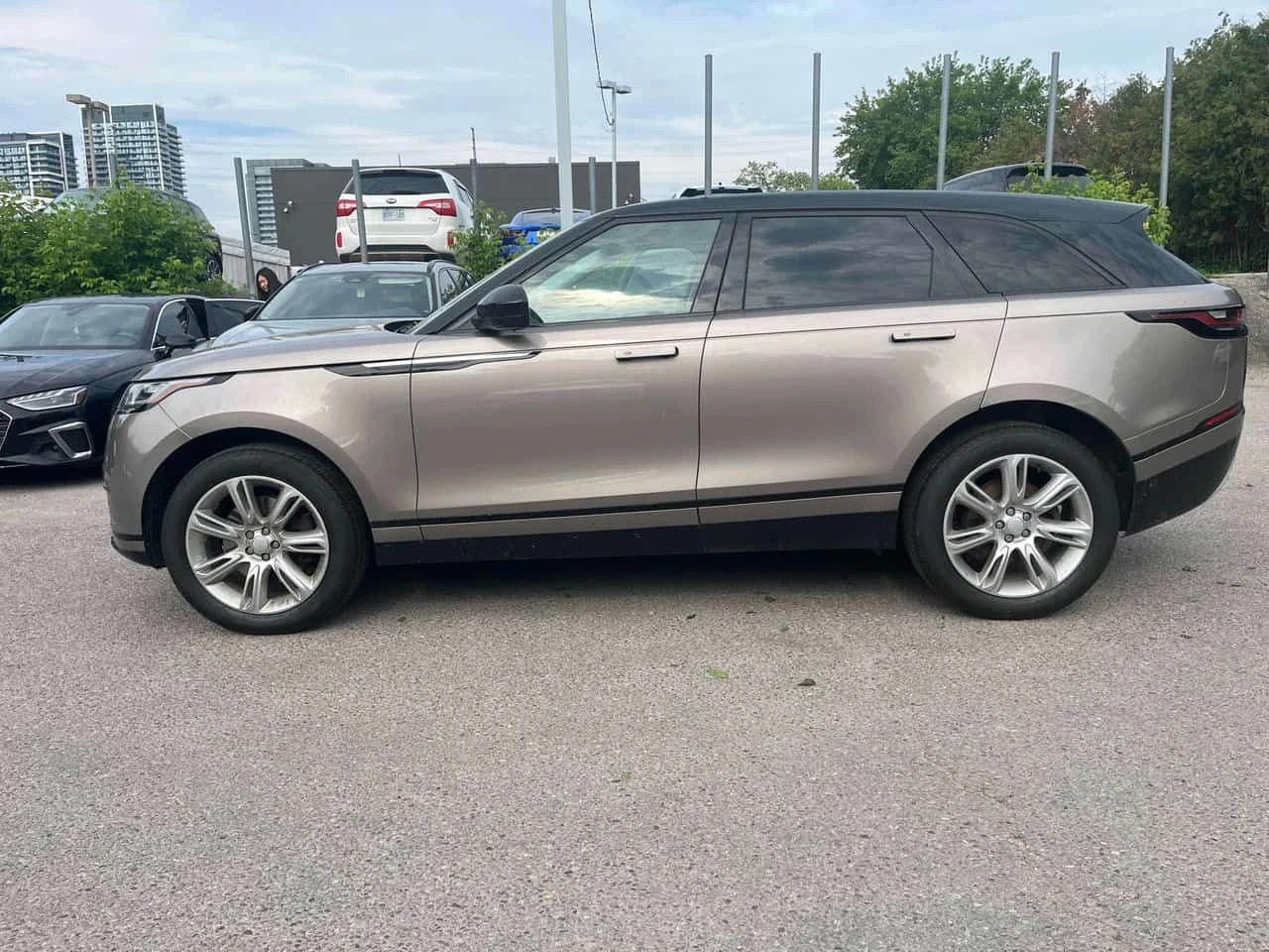 Land Rover Range Rover Velar | DISTRONIC | ПОДГРЕВ | ДВА КЛЮЧА | ПАНОРАМА | , снимка 2 - Автомобили и джипове - 54844831