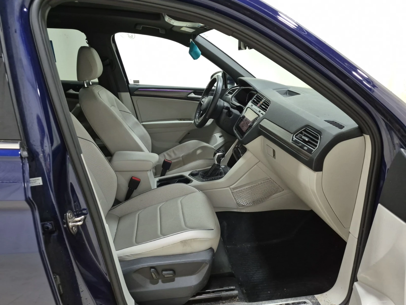 VW Tiguan HIGHLINE R-LINE/AWD/Pano/Camera/2 Комплекта джанти, снимка 9 - Автомобили и джипове - 54948548