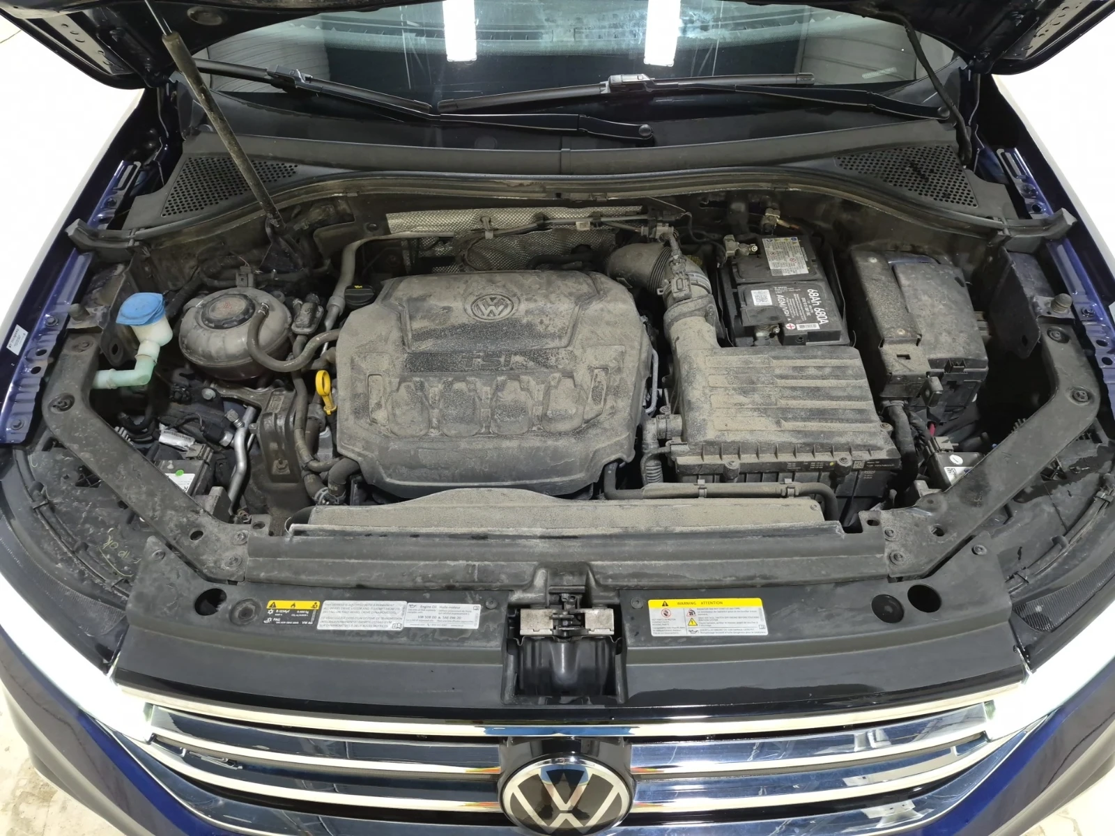 VW Tiguan HIGHLINE R-LINE/AWD/Pano/Camera/2 Комплекта джанти, снимка 15 - Автомобили и джипове - 54948548