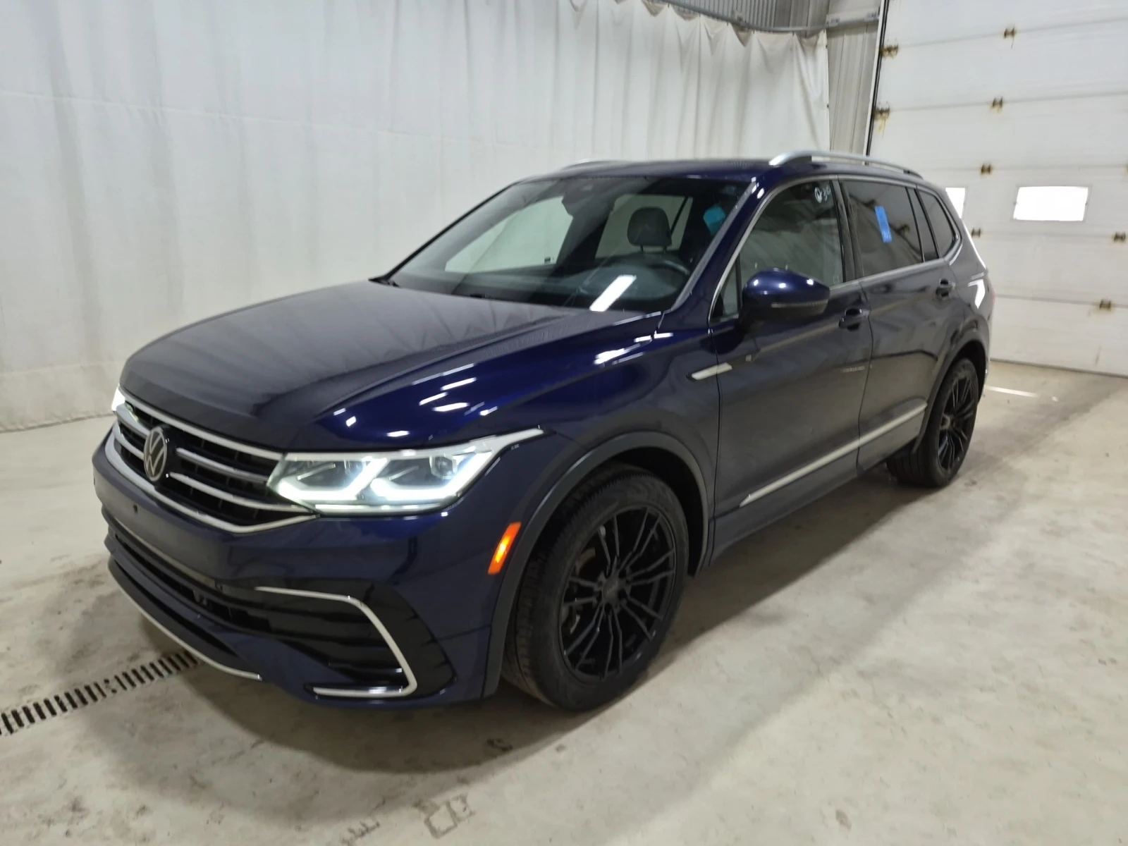 VW Tiguan HIGHLINE R-LINE/AWD/Pano/Camera/2 Комплекта джанти, снимка 2 - Автомобили и джипове - 54948548