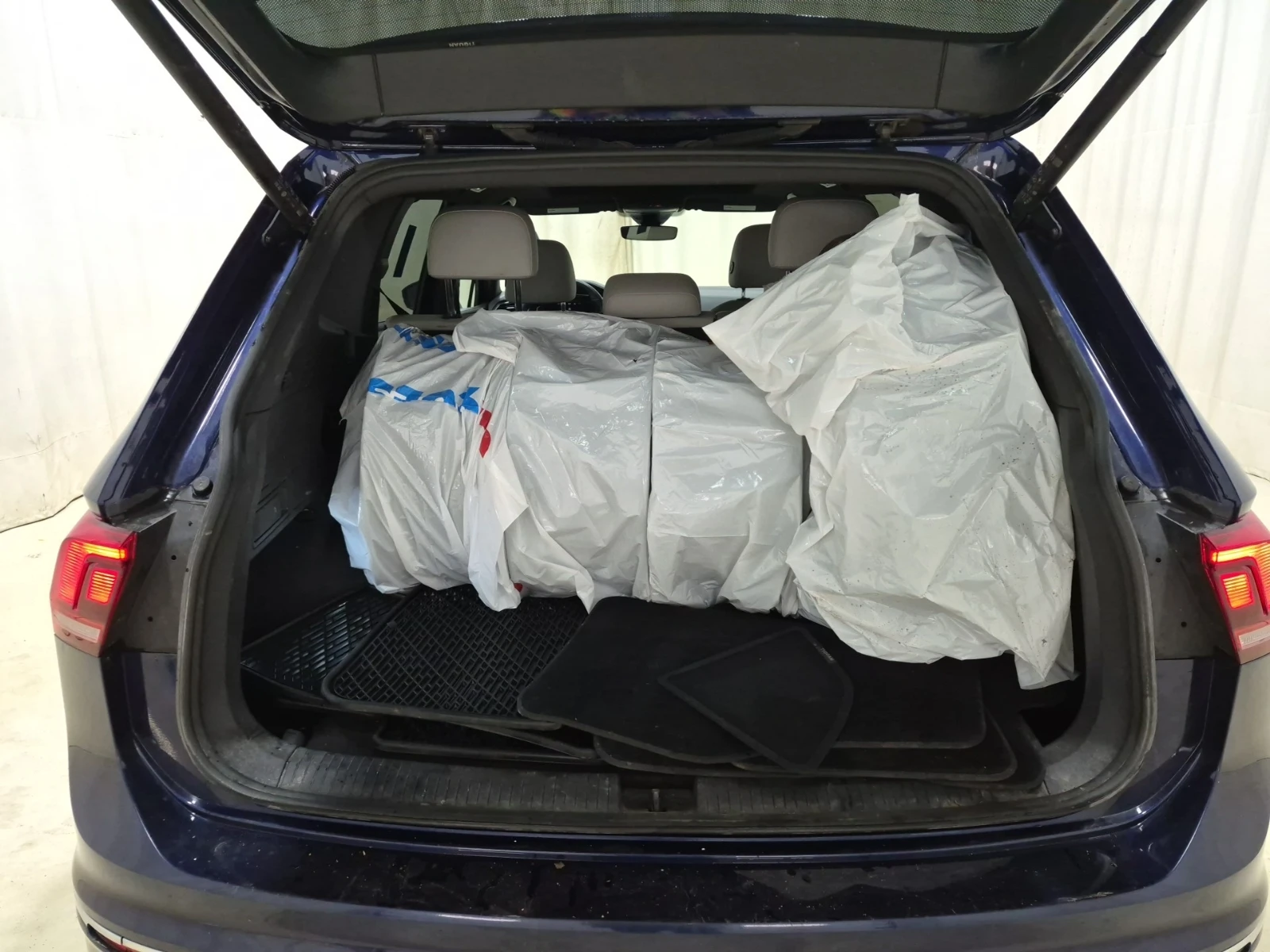 VW Tiguan HIGHLINE R-LINE/AWD/Pano/Camera/2 Комплекта джанти, снимка 7 - Автомобили и джипове - 54948548