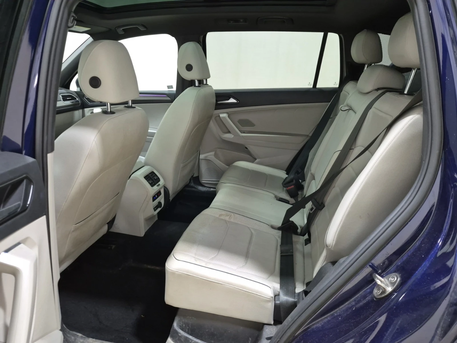 VW Tiguan HIGHLINE R-LINE/AWD/Pano/Camera/2 Комплекта джанти, снимка 10 - Автомобили и джипове - 54948548