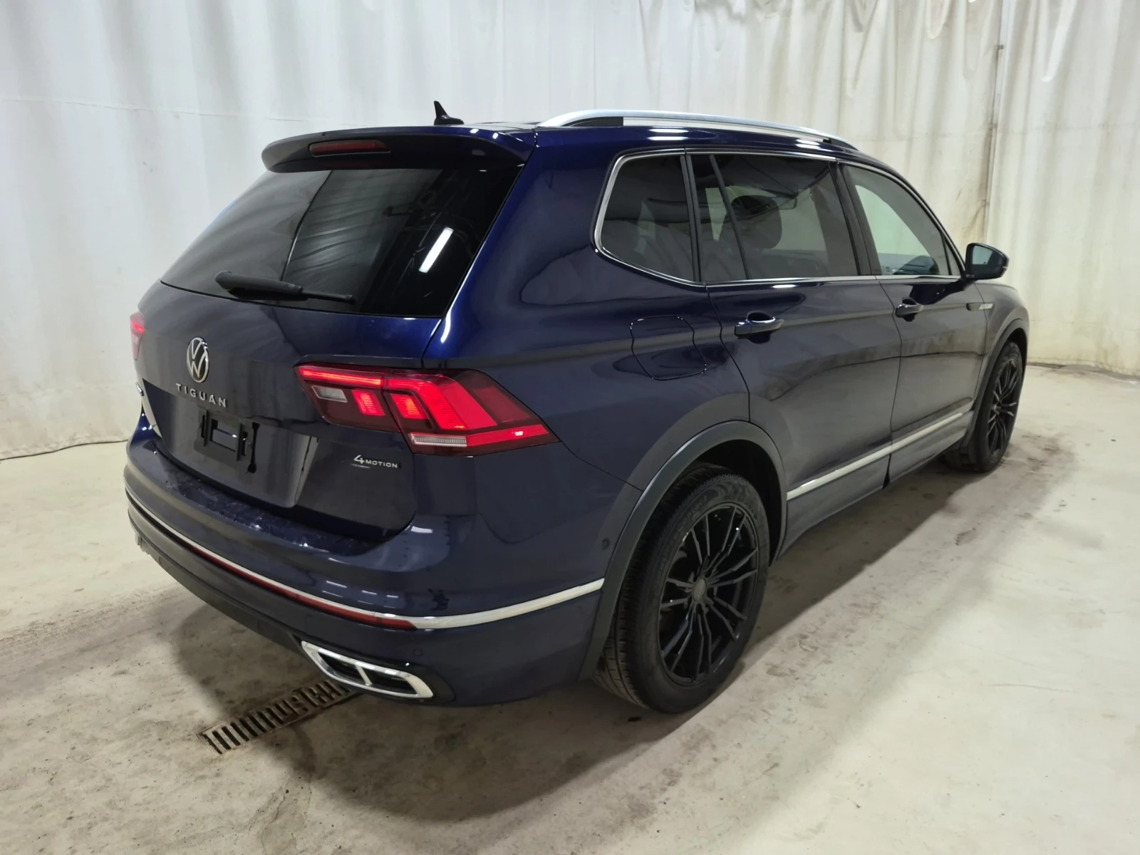 VW Tiguan HIGHLINE R-LINE/AWD/Pano/Camera/2 Комплекта джанти, снимка 4 - Автомобили и джипове - 54948548