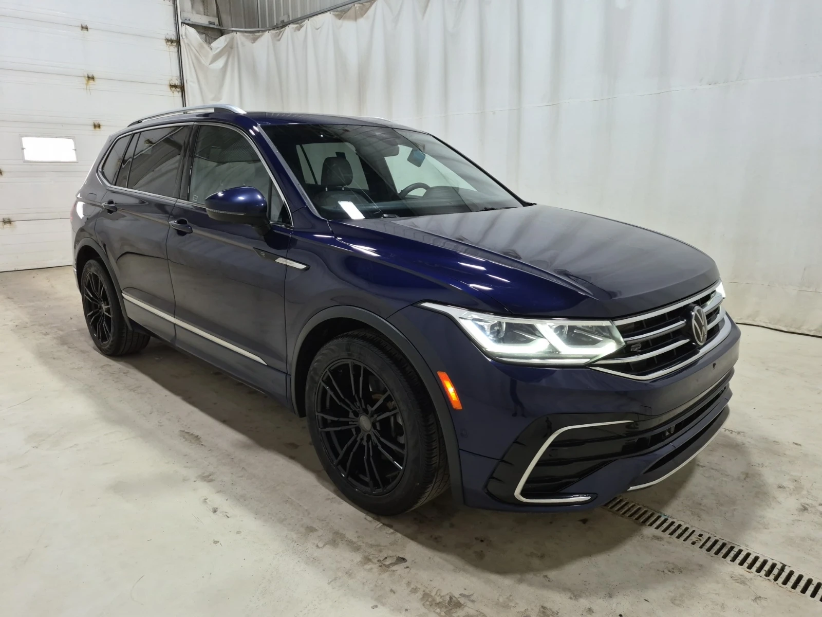 VW Tiguan HIGHLINE R-LINE/AWD/Pano/Camera/2 Комплекта джанти