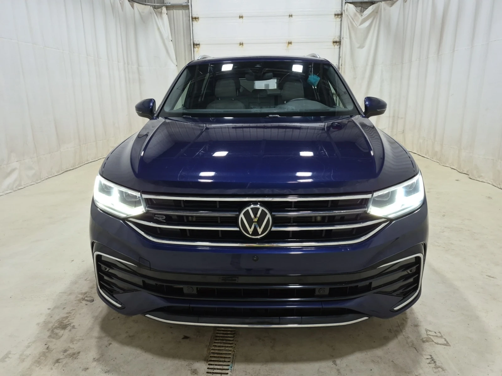 VW Tiguan HIGHLINE R-LINE/AWD/Pano/Camera/2 Комплекта джанти, снимка 3 - Автомобили и джипове - 54948548