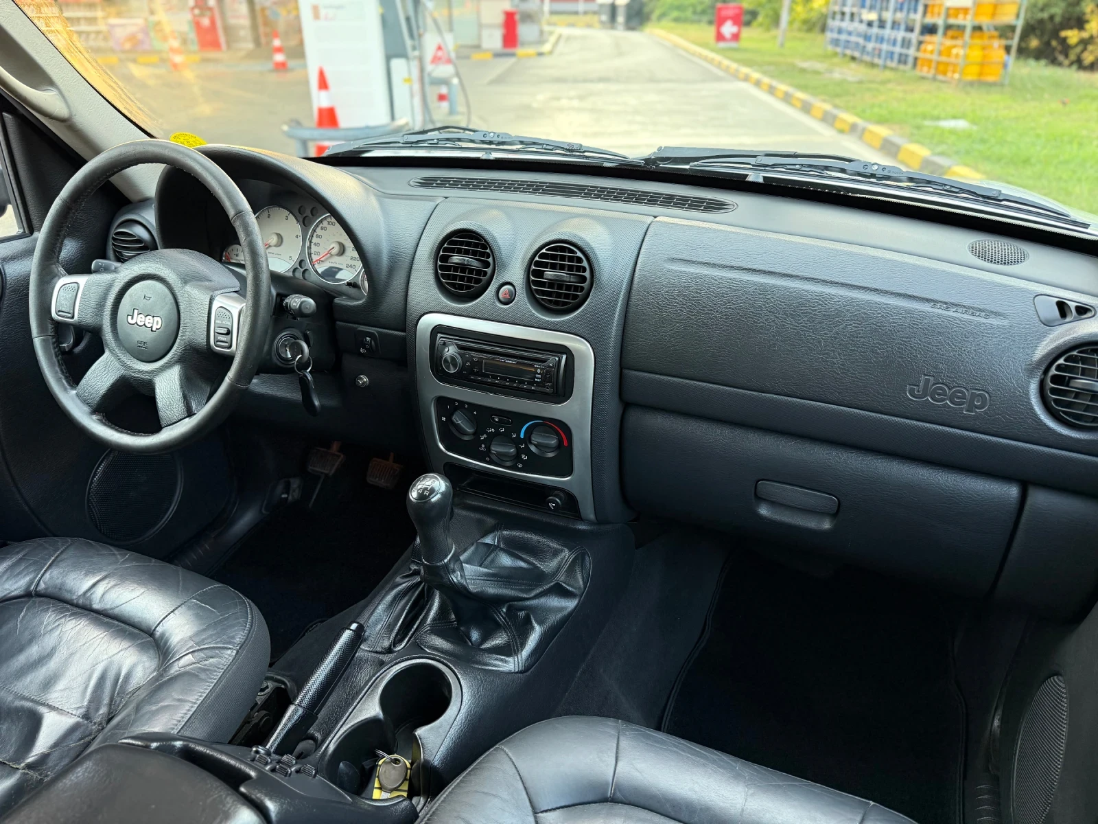 Jeep Cherokee 2.5CRD Климатик/4х4/Кожа/Внос Италия, снимка 14 - Автомобили и джипове - 55909628