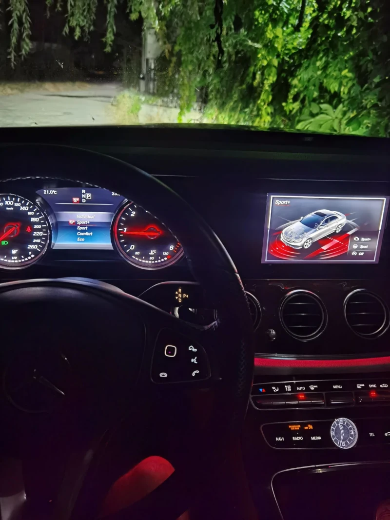 Mercedes-Benz E 220 W213 Самопаркиране, снимка 11 - Автомобили и джипове - 53156570