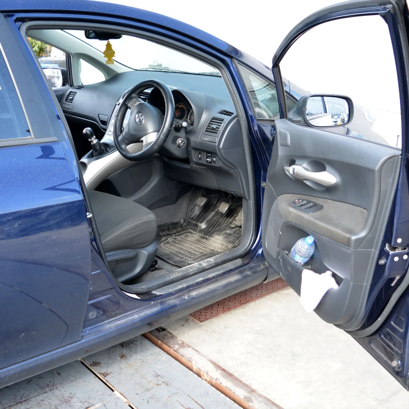 Toyota Auris 2.2 D-CAT, снимка 5 - Автомобили и джипове - 51299705