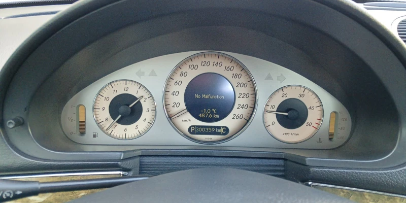 Mercedes-Benz E 220, снимка 11 - Автомобили и джипове - 53153921