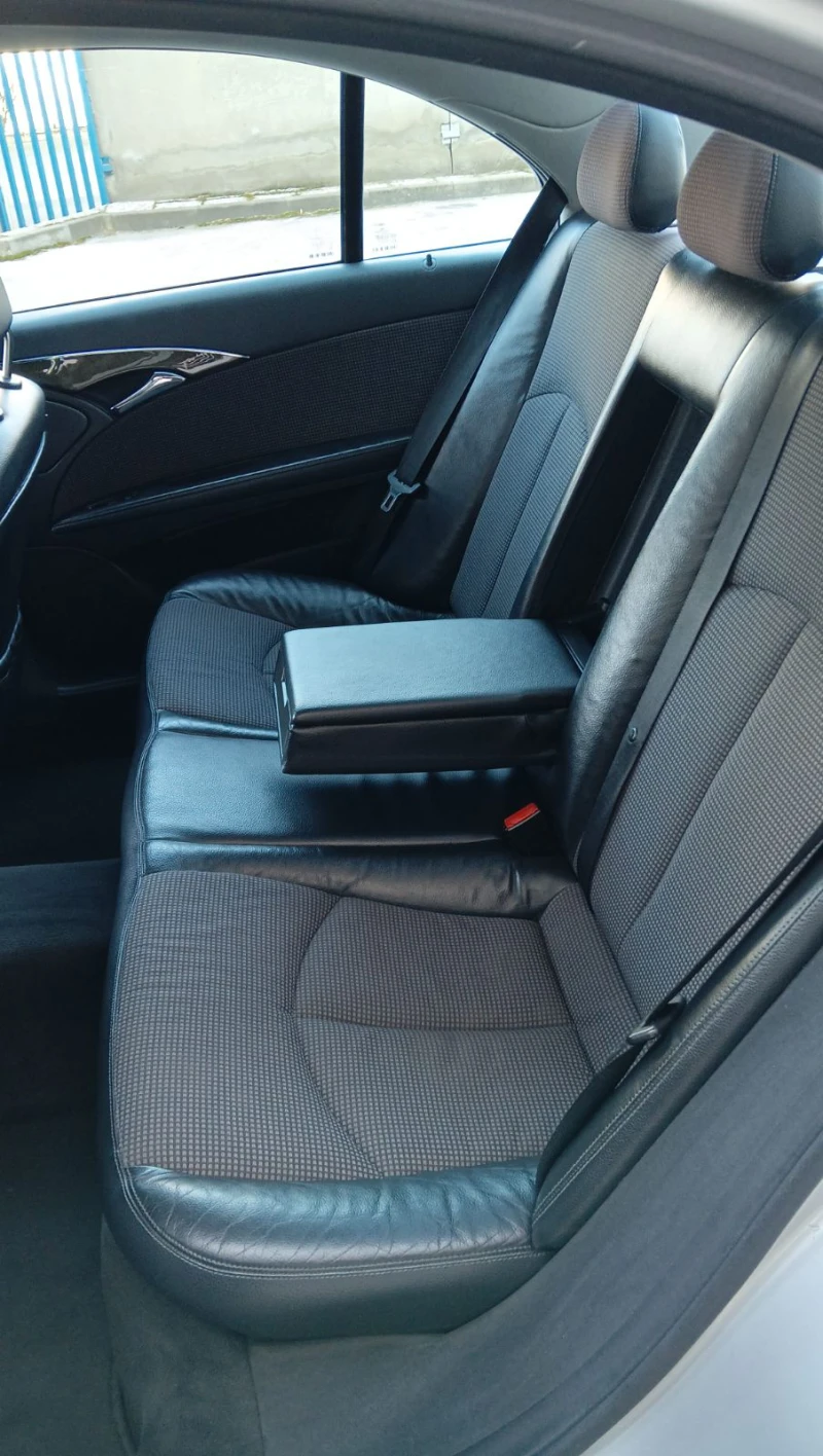 Mercedes-Benz E 220, снимка 12 - Автомобили и джипове - 53153921