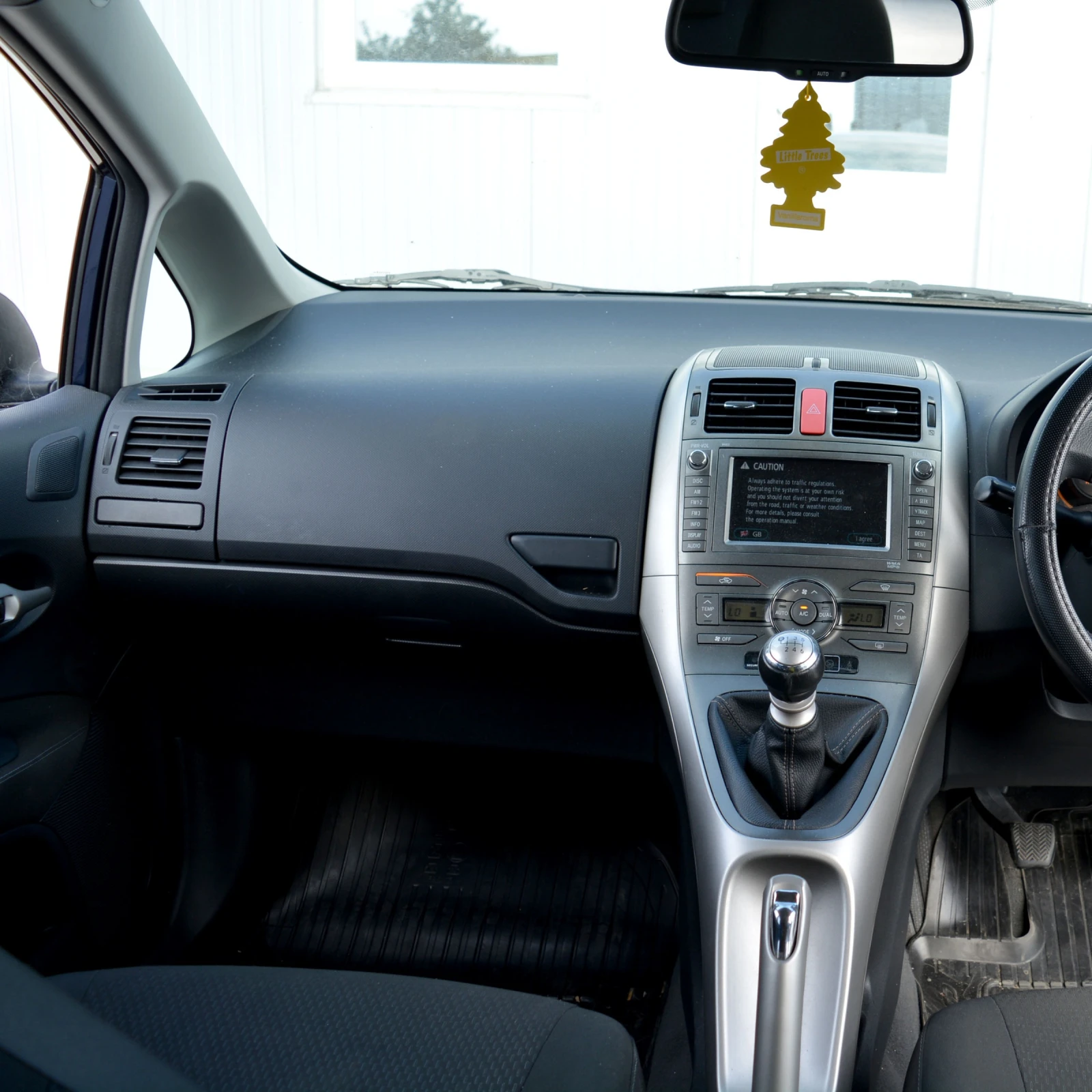Toyota Auris 2.2 D-CAT - изображение 6