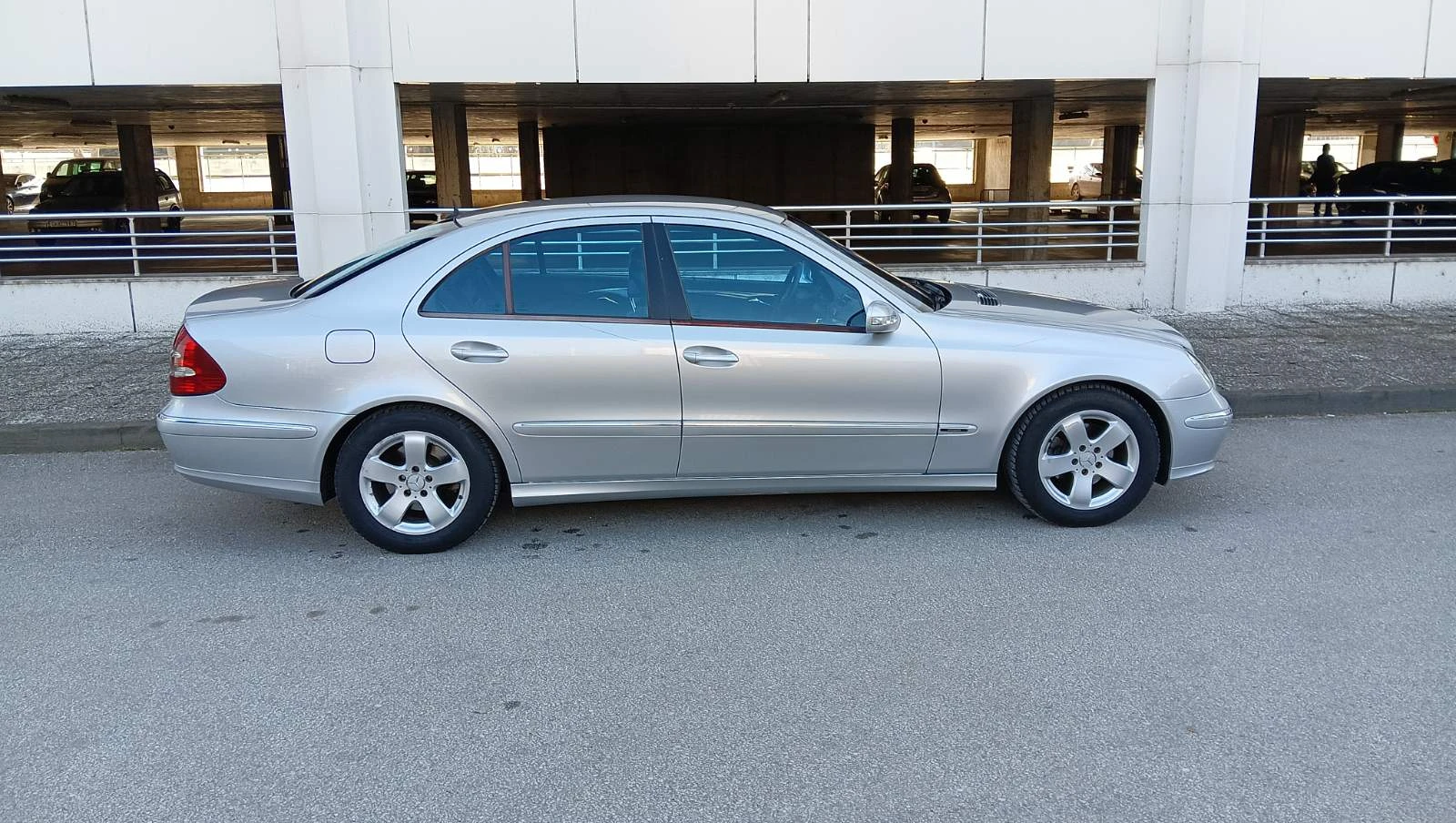 Mercedes-Benz E 220  - изображение 4