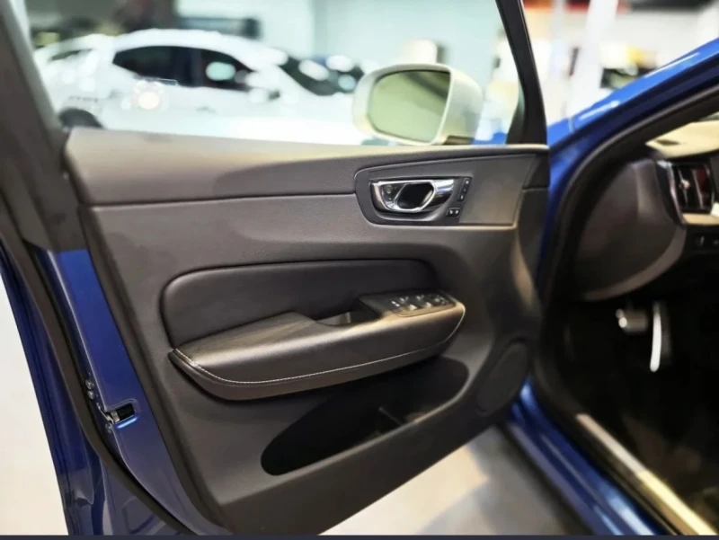 Volvo XC60 T6 R-Design, снимка 13 - Автомобили и джипове - 52855839