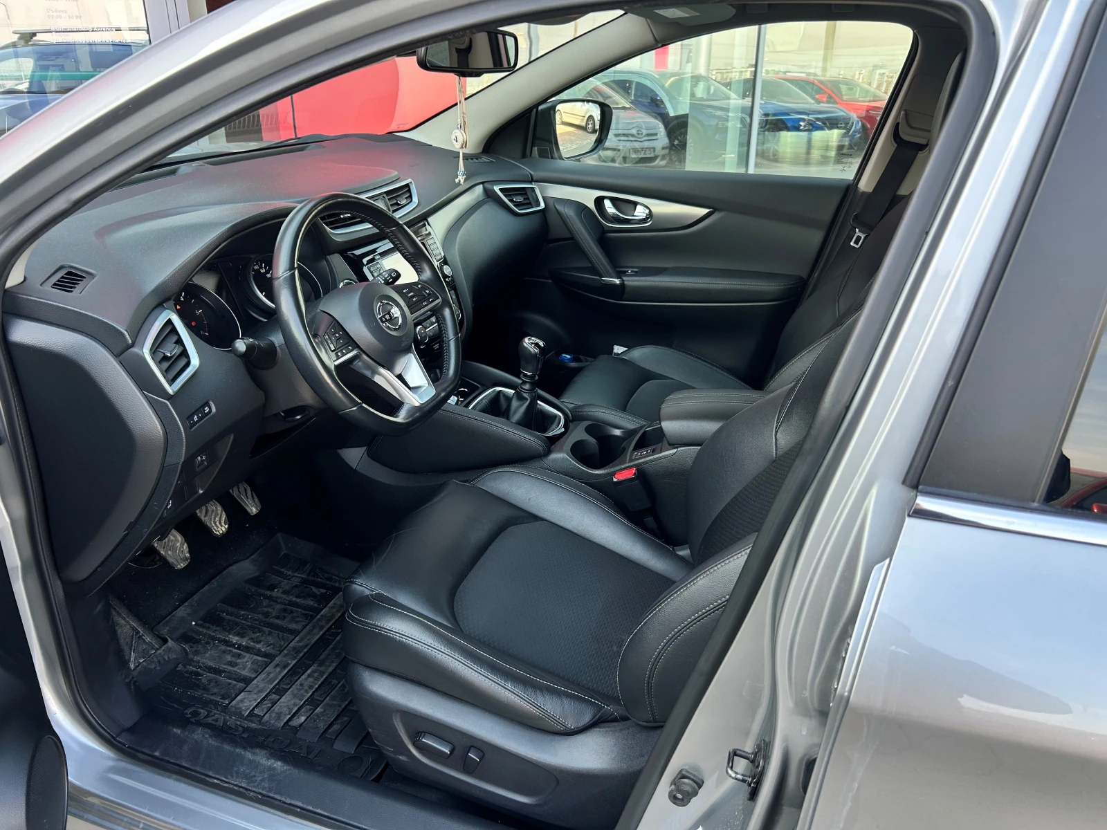 Nissan Qashqai 1.5 dCi N-Connecta 6M/T, снимка 4 - Автомобили и джипове - 53715615