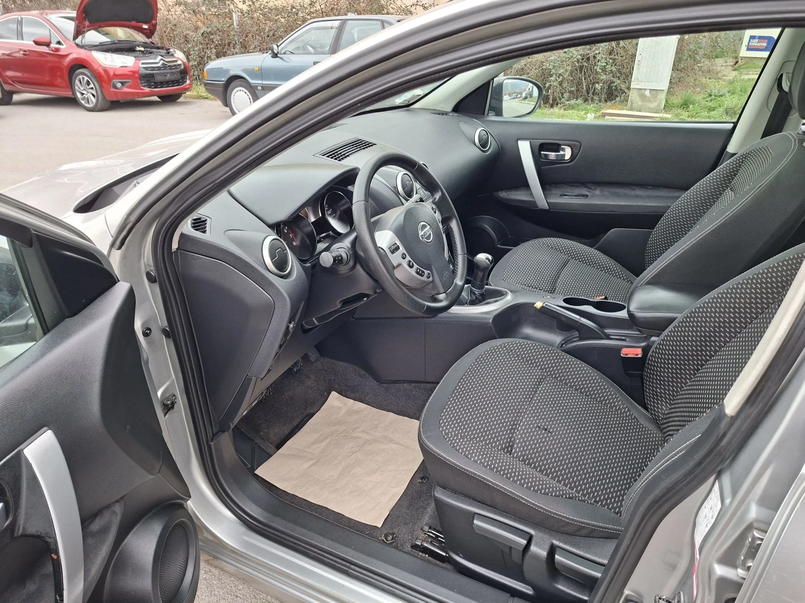 Nissan Qashqai 1.6 BENZI , снимка 9 - Автомобили и джипове - 53902261