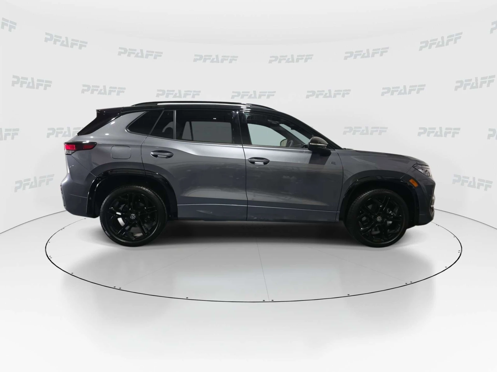VW Tiguan  R-Line Black Edition 4MOTION / ЦЕНА ДО БГ , снимка 9 - Автомобили и джипове - 54980636