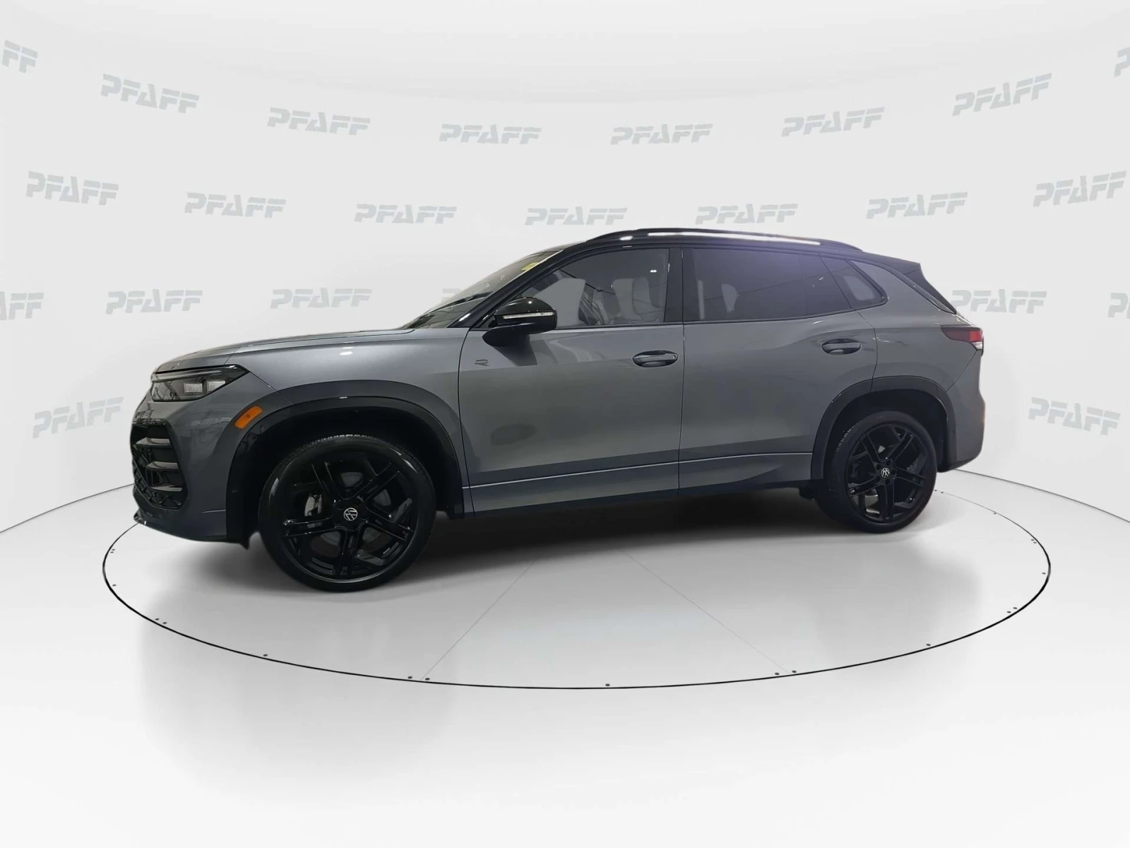 VW Tiguan  R-Line Black Edition 4MOTION / ЦЕНА ДО БГ , снимка 5 - Автомобили и джипове - 54980636