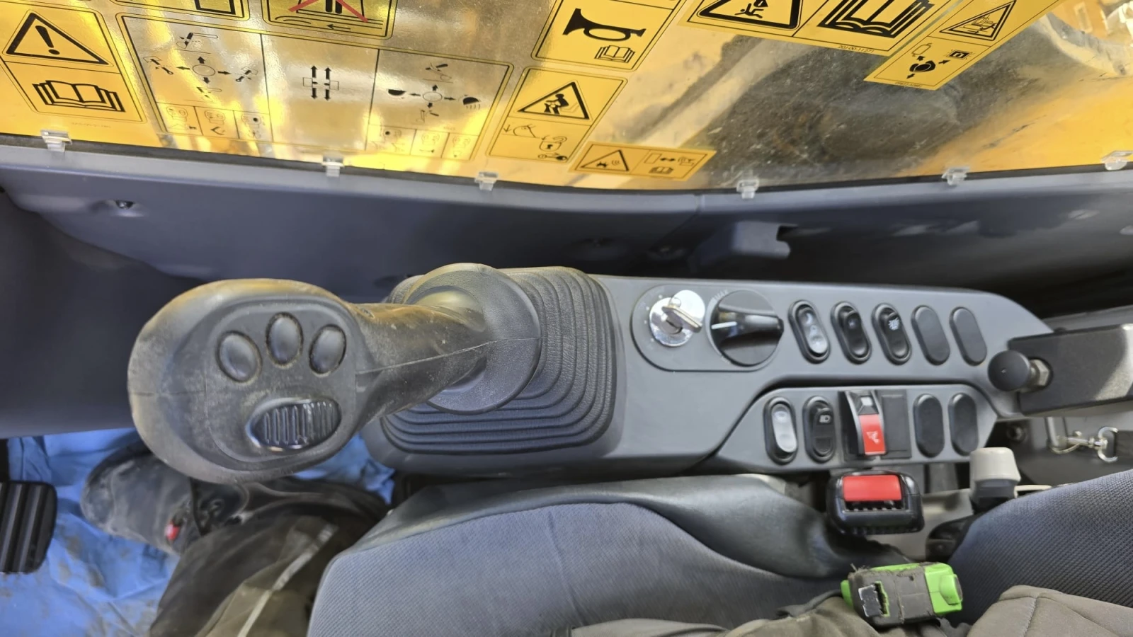 Багер Komatsu PC 210 NLC-11 ДВЕ КОФИ ЛИЗИНГ, снимка 6 - Индустриална техника - 54764144