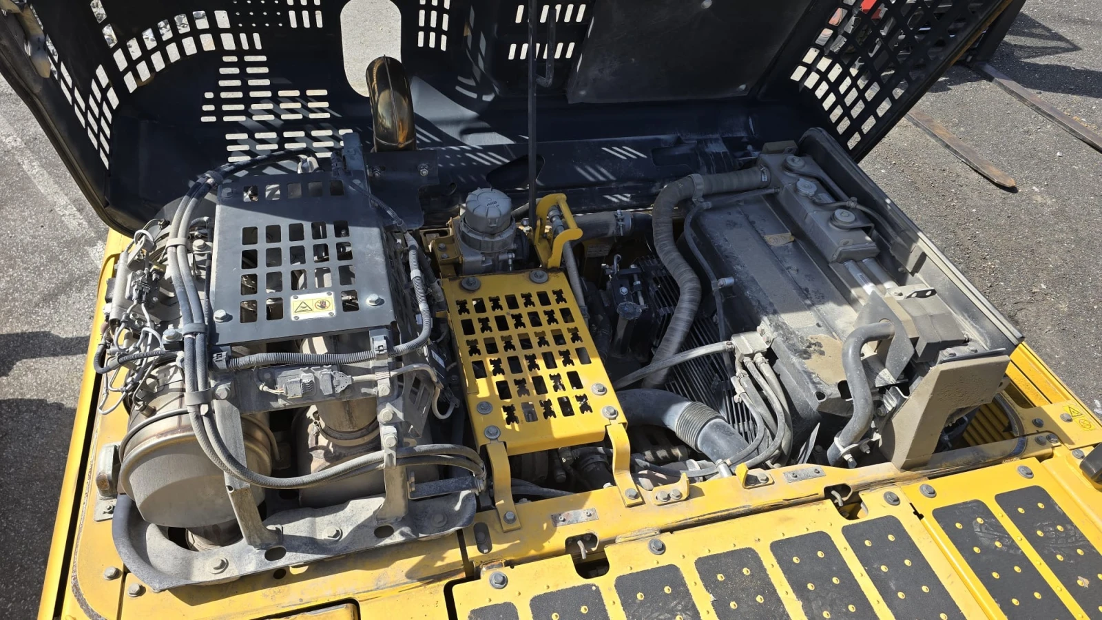 Багер Komatsu PC 210 NLC-11 ДВЕ КОФИ ЛИЗИНГ, снимка 9 - Индустриална техника - 54764144