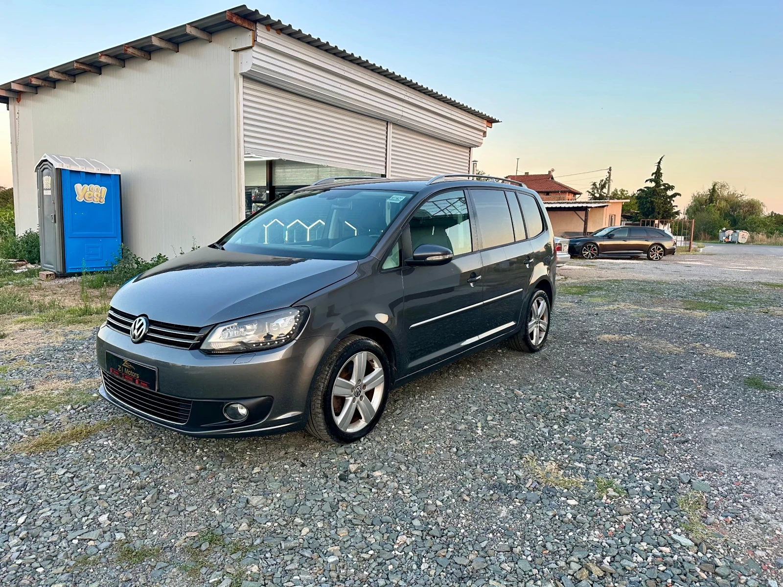 VW Touran Highline 7места , снимка 3 - Автомобили и джипове - 55480378