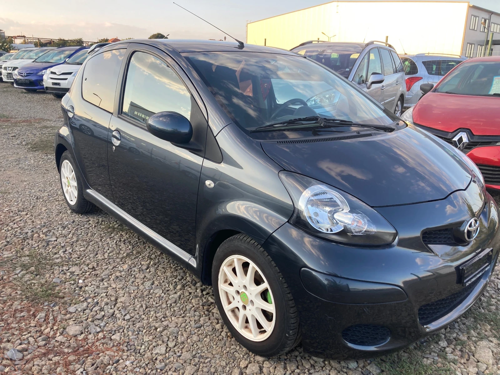 Toyota Aygo 1.0, снимка 2 - Автомобили и джипове - 56111223