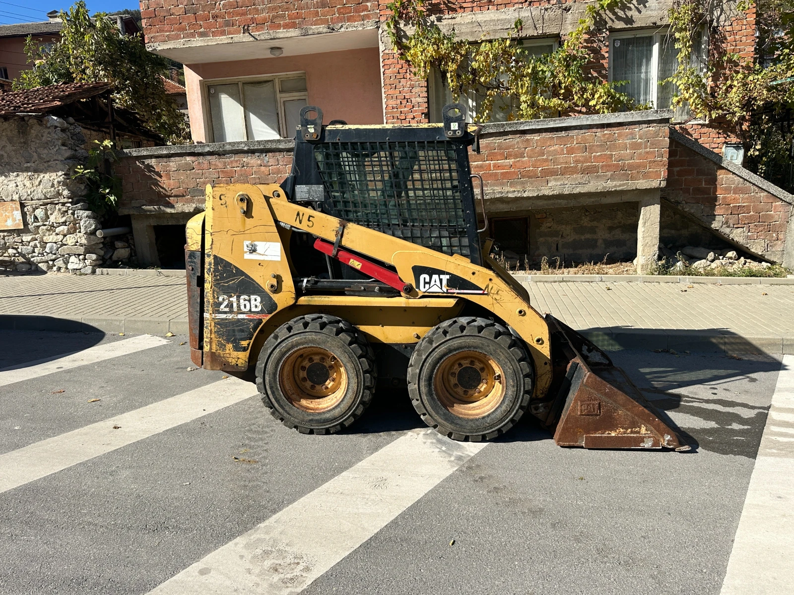 Мини челни товарачи Cat 216B - изображение 4