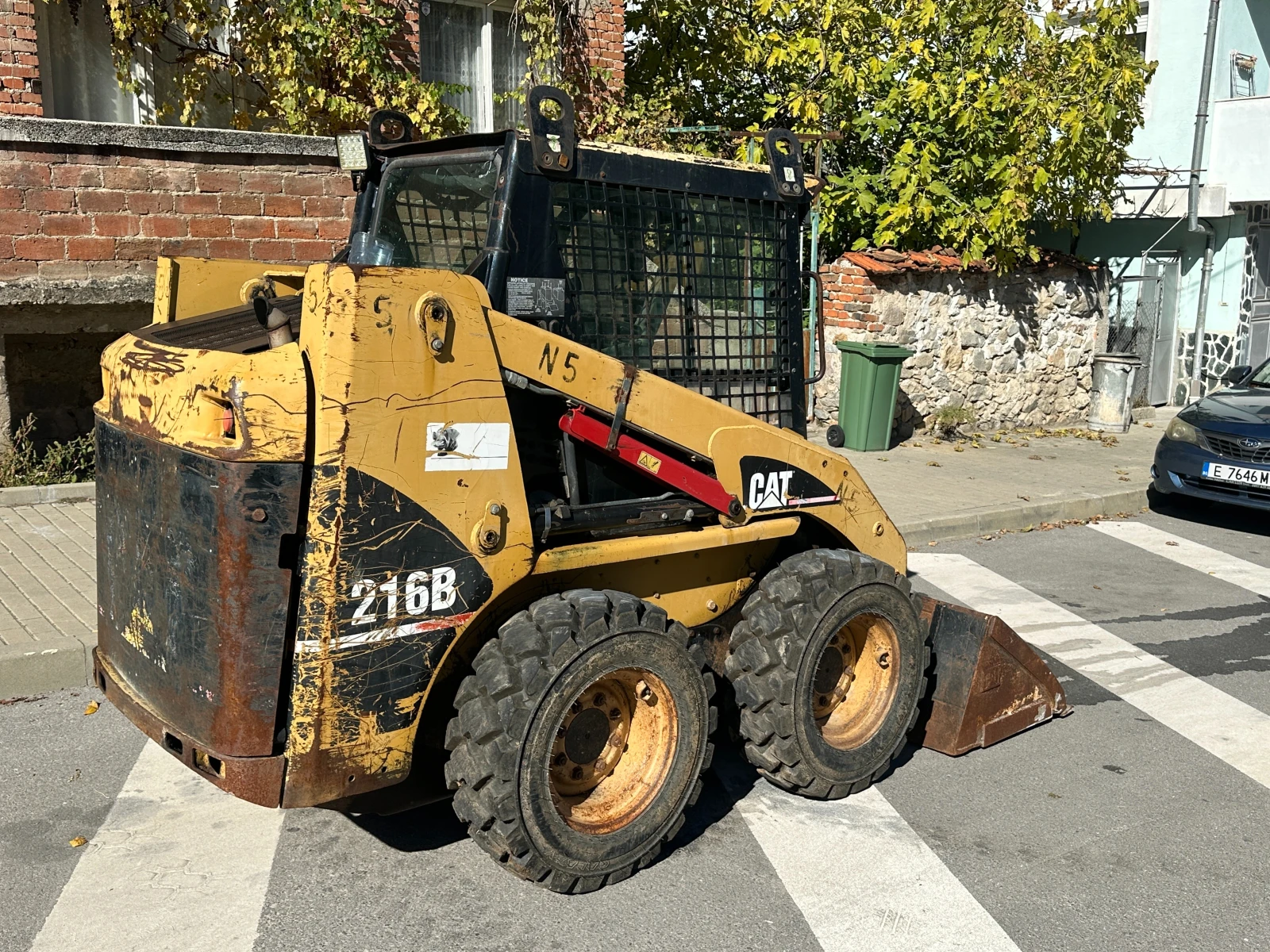 Мини челни товарачи Cat 216B - изображение 3