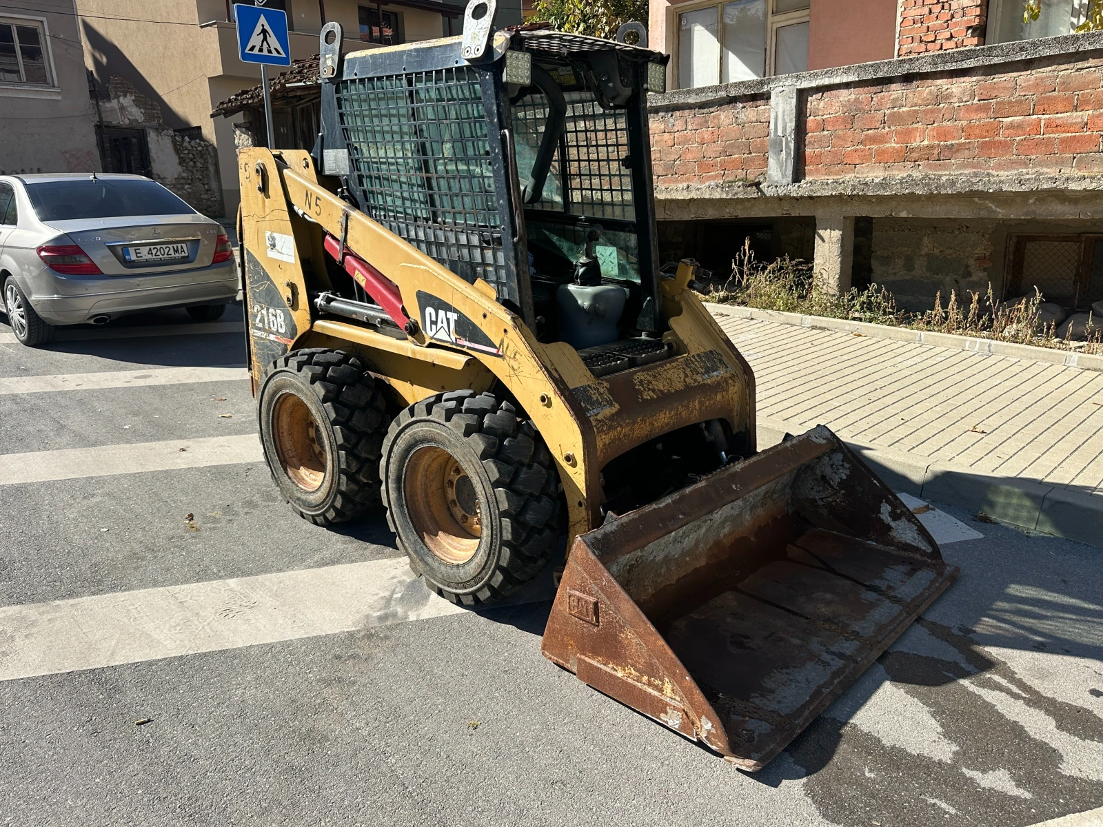 Мини челни товарачи Cat 216B - изображение 5