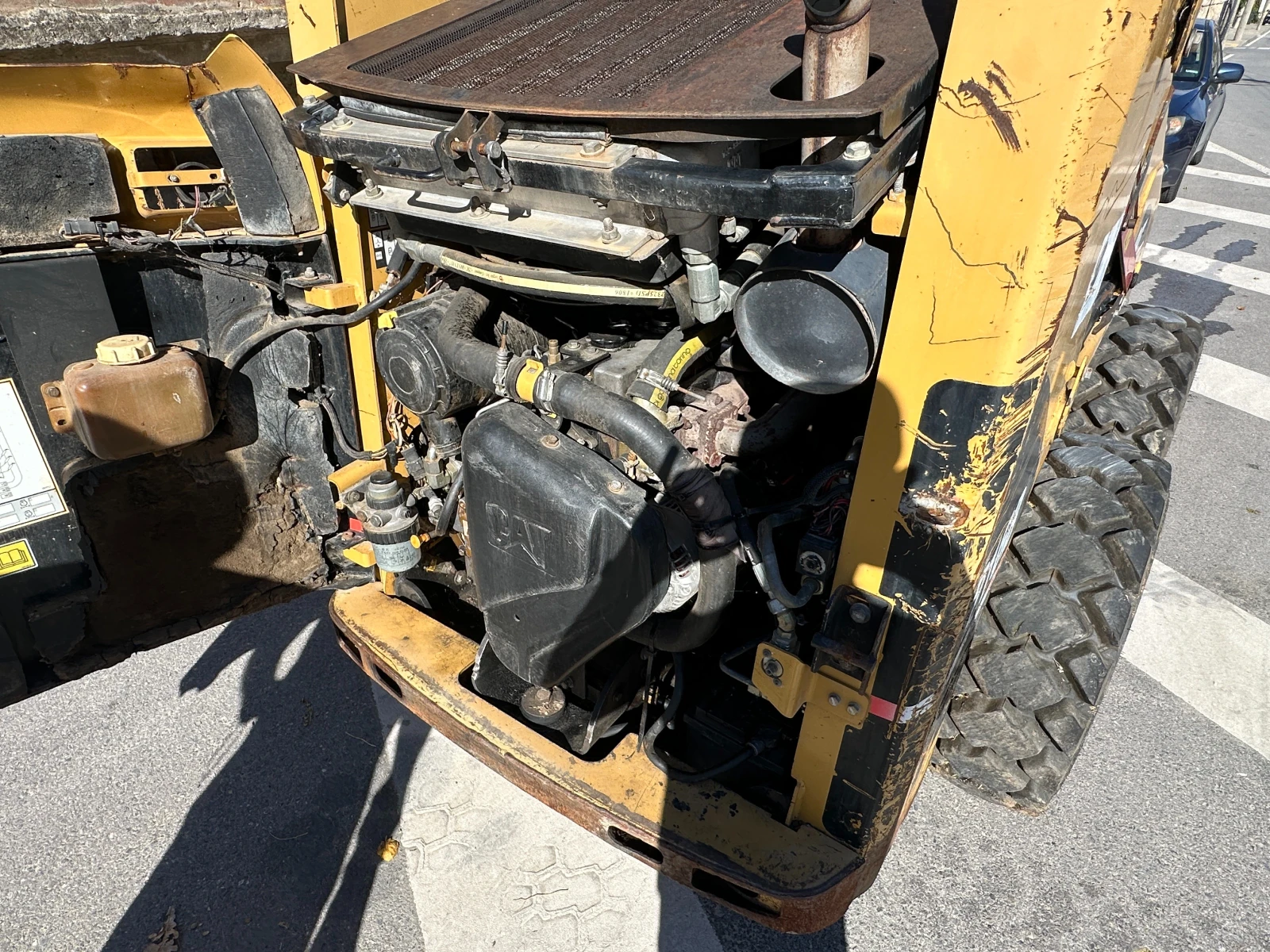 Мини челни товарачи Cat 216B - изображение 8