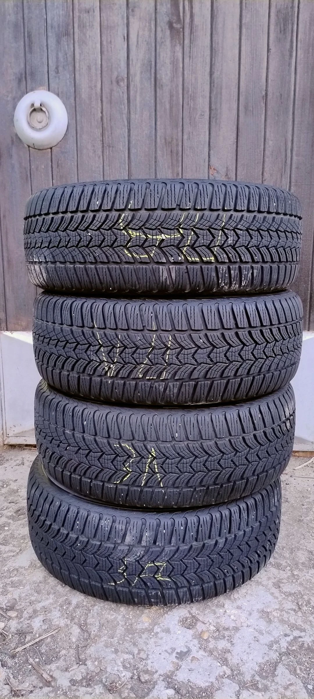 Гуми Зимни 225/45R17, снимка 5 - Гуми и джанти - 54005417