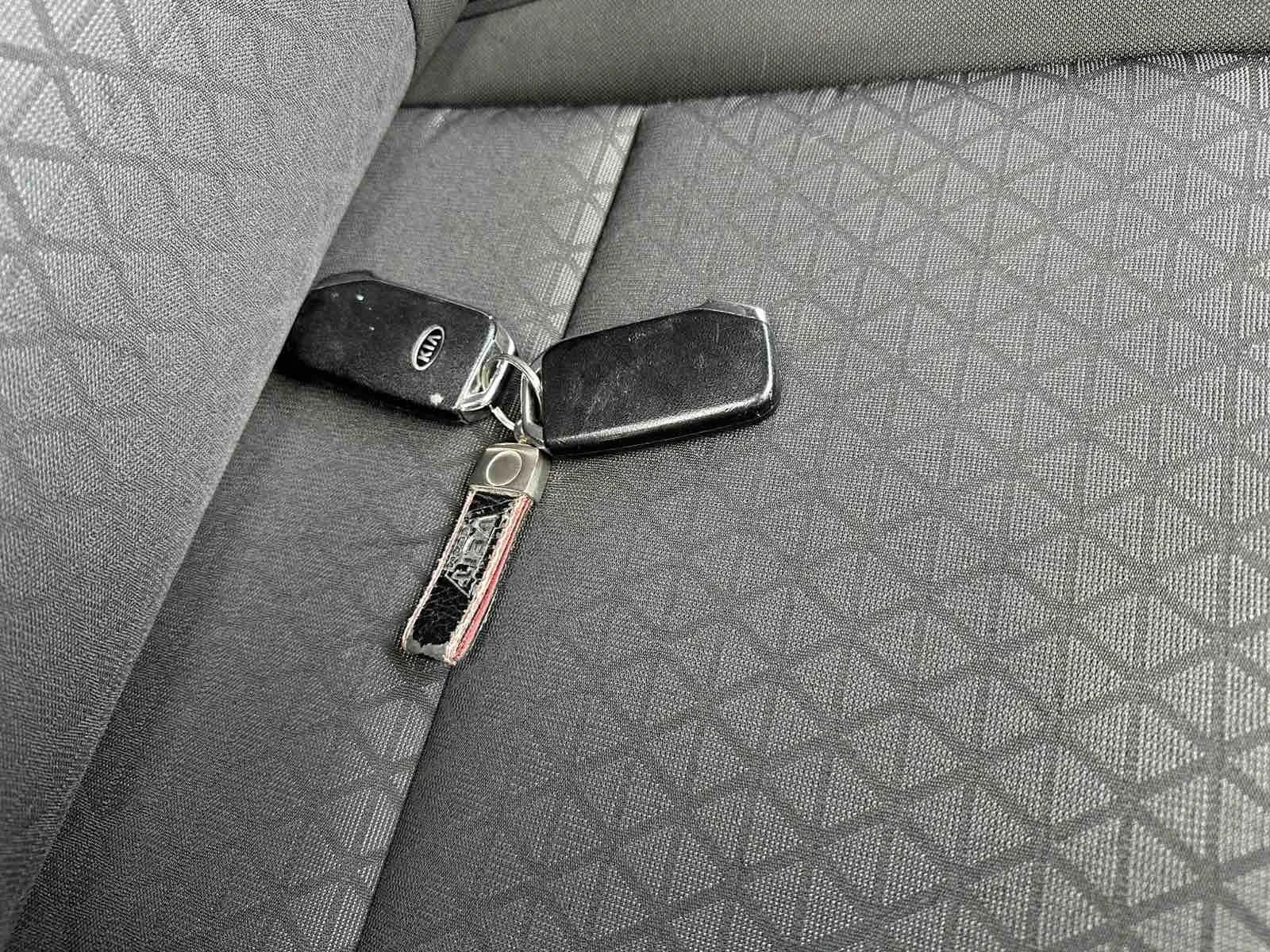 Kia Ceed GT 1.4-100коня нави, снимка 14 - Автомобили и джипове - 54209633