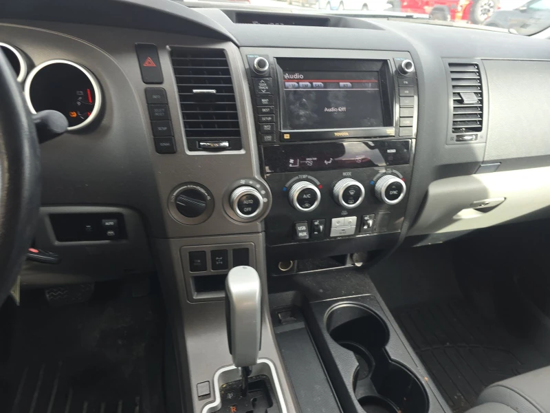 Toyota Sequoia LIMITED* 5.7* V8* ПОДГРЕВ* КАМЕРА* КЕЙЛЕС, снимка 9 - Автомобили и джипове - 52936261