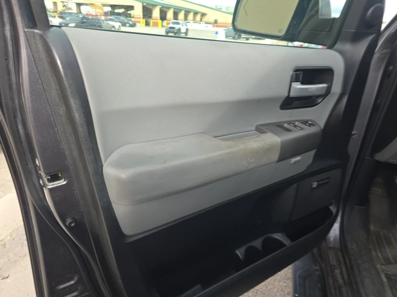 Toyota Sequoia LIMITED* 5.7* V8* ПОДГРЕВ* КАМЕРА* КЕЙЛЕС, снимка 7 - Автомобили и джипове - 52936261