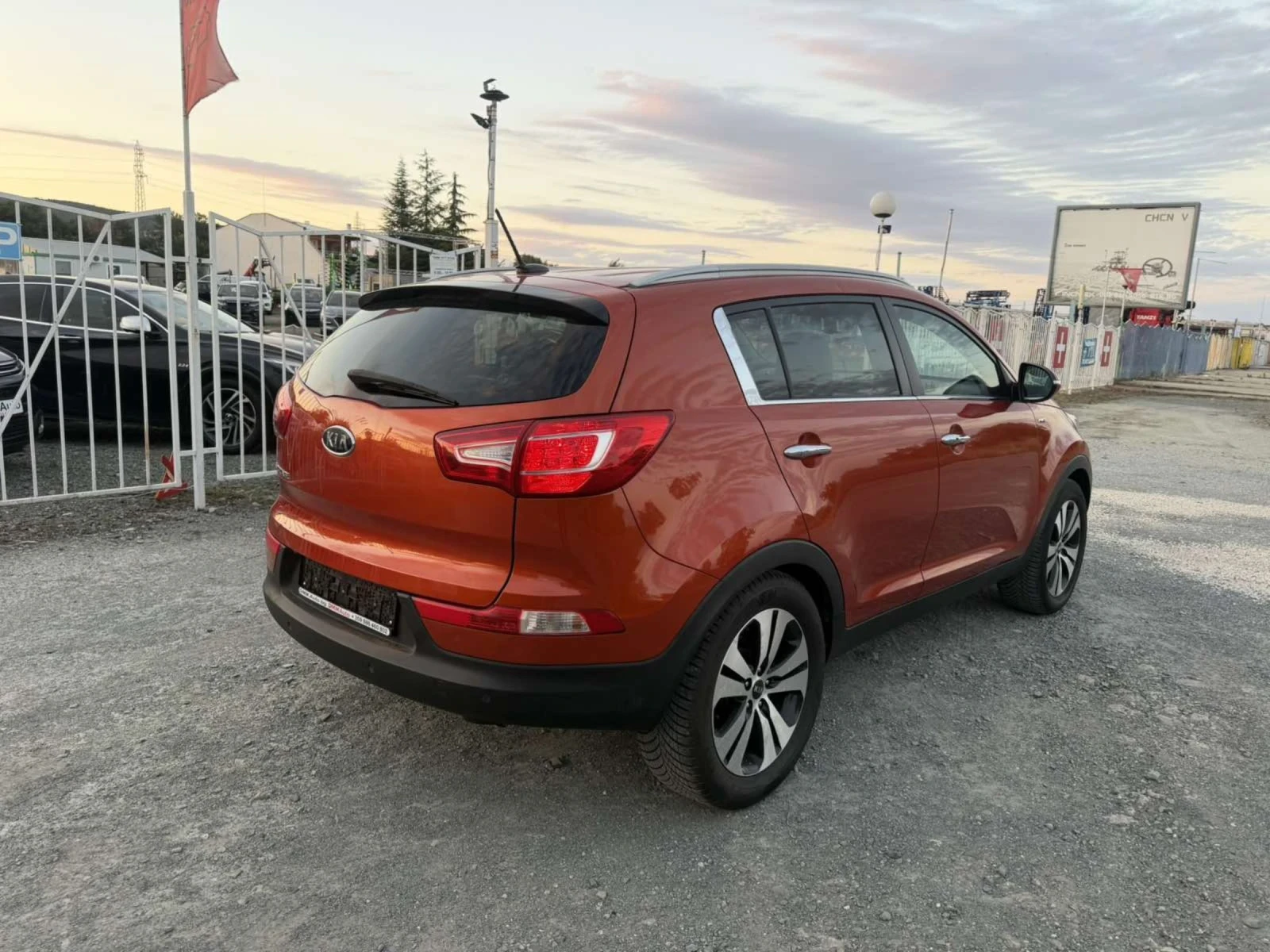 Kia Sportage 2.0-163 КС АВТОМАТИК, НАВИ, КОЖА, 4х4, снимка 4 - Автомобили и джипове - 55039244
